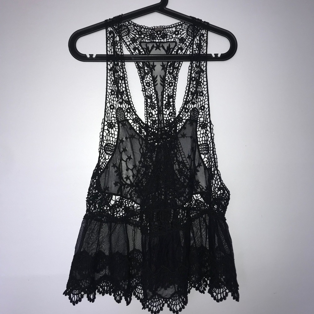 🎬 Black Lace Top